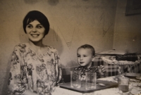 Hana Konečná se starším synem Milanem okolo roku 1966 na rodinné návštěvě ve Frýdku-Místku