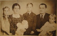 Rodinná fotografie, zleva sestra Anna, matka Olga (rozená Rovetto) s malým Františkem, pamětník, otec František Nájemník a sestra Vilma, 1942, Salzburg
