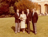 Svatební fotografie, zleva Gianni Cordani (švagr), Anna Cordani (manželka), pamětník a Walter Giraudi (syn manželčina bratrance), 1984, Milán