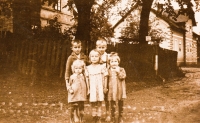 With her siblings (Georg, Adolf, Anni, Maria, Inge), 1944