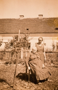 Her mother and grandmother, 1940, Potočiště