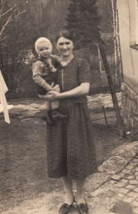 Herbert Meinl with his mother, 1942