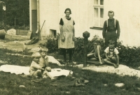 Rodiče Meinlovi před svým domem v Nejdku, 1928