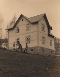 Parents of Herbert Meinl in front of their house in Nejdek