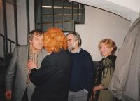 Oslava 50. narozenin, pamětník v rezavé paruce jako dr. Pavel Petřík, vlevo Jiří Načeradský, U Růžového sadu, Praha 1995