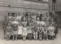 Petr Pavlík 4. zprava v prostřední řadě, v 1. třídě základní školy K.V.Raise Praha 2, 1951