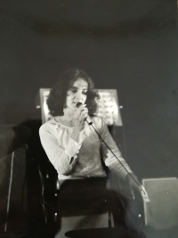 Young Viera is singing