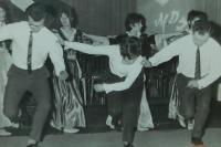 Uprostřed Zacharula Jordanidu při řeckém tanci Zorba v roce 1972