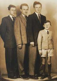 Vlastimil Venclík s bratry - rok 1952