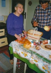 Maminka dělá rudínský velikonoční košík 2000
