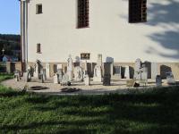 Zbytky Německého hřbitova u kostela v Horní Lipce