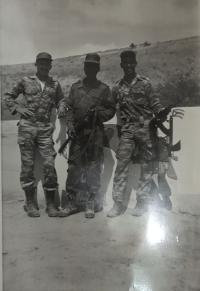 Moya durante su misión en Angola, 1989