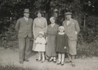 Rodina Tobyášových (1934), parents on left