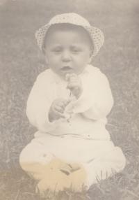 Jan Hrad jako malý chlapec - v Bílenicích u Sušice u dědečka na zahradě
