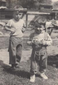 With his cousin in the backyard near grandfather´s cottage