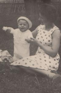 Jan Hrad as a little boy with his mother