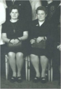 Vpravo pamětnice paní Růžena společně se svou sestrou Boženou, rok 1970