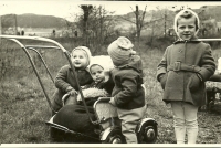 S kamarády ve Vítkově na podzim roku 1957. Blanka Dospělová v kočárku