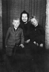 Vlasta Tkadlecová s bratrem Josefem a babičkou Marií Kolaříkovou / 1946