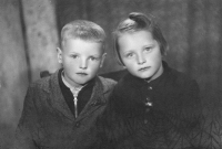 Vlasta Tkadlecová s bratrem Josefem / 1946