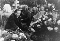 Pohřeb babičky Vlasty Tkadlecové Marie Kolaříkové / v popředí strýc Michal Kolařík / 1977