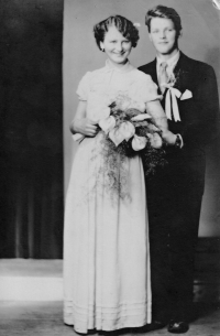 Vlasta Tkadlecová s bratrem Josefem u příležitosti její svatby / 1959