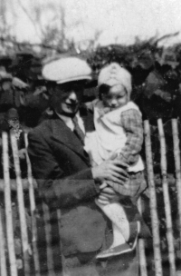 Vlasta Tkadlecová se svým otcem Josefem Kolaříkem / 1941