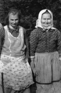 Vlasta Tkadlecová s babičkou / kolem roku 1960