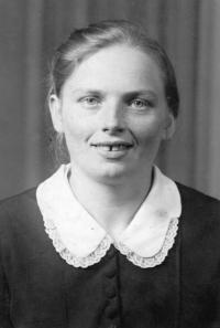 Teta Vlasty Tkadlecové Terezie Beňová (rozená Valčíková) / kolem roku 1940