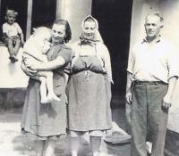 1958 - Emilie with children and parents