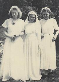 1949 - Emilie at the wedding with bridesmaids