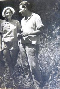 Eva Tauss with her fiancé (Alfred Drachmann, son of the principal of the Jewish Grammar School Dr. Eduard Drachmann). Sea of Galilee, 1940.