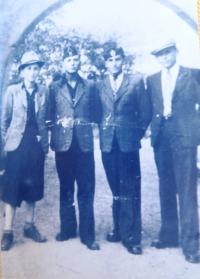 Jewish youth in Chust. From left: unknown person, David (Dudi) Finjas, Antonín Moťovič, Alex Streiber. 1940´s