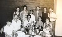 Blíže neurčená společenská událost. Antonín Moťovič sedící uprostřed, po levé ruce manželka Alice. Cca začátek 60. let 20. století. 