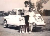 Na útěku do Izraele. Alice Moťovičová s dcerami Ivanou a Zuzanou. Srpen 1965. 