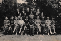 Na fotografii z osmiletého klasického gymnázia v Prostějově, v horní řadě uprostřed, 1947