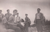 Žáci Gymnázia Jiřího Wolkera s třídním učitelem Bohumilem Svozilem na školním výletě v Beskydech v roce 1952