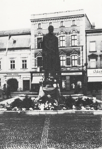 Původní socha T. G. Masaryka v Prostějově, která byla v roce 1953 stržena