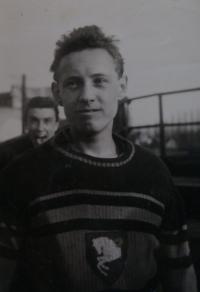 Jiří během hokejového utkání, 50. léta 20. století
