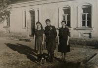 před rodným domem s manželem a matkou
