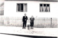 Petr Rehák s rodiči před jejich domem v obci Kubrica na Slovensku.