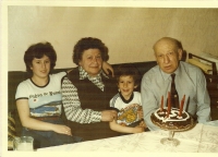 Otec (74), matka (69), Iveta (13), Robko (5) - vnoučata