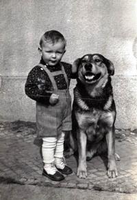 Jaroslav Kašparů with a dog