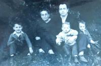 Manžel Rudolf Buxbaum se svou matkou a dětmi v roce 1960