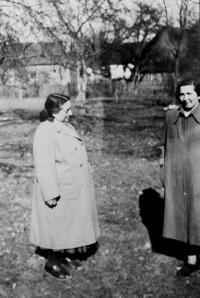 On the left, her mother-in-law Berta Buxbaum (in Nová Hradečná), who survived the internment in the Terezín ghetto