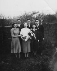 Zprava manželé Věra a Rudolf Buxbaumovi a dále pak sestry Rudolfa Buxbauma Ilsa a Hana a jejich manželé v Kyjově