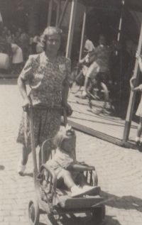 In 1948, Jaroslava Tomšů with her mother