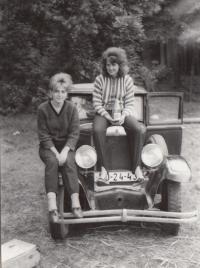 1966 Jaroslava Tomšů vlevo, vpravo kamarádka