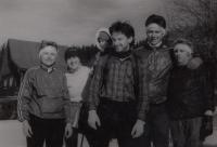 Jaroslava Tomšů vlevo s dvěma dcerami a jejich manžely