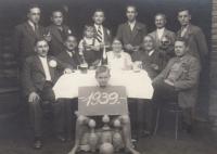 V hospodě U Malinů po kuželkářském klání, 1939 (Václav Andres st. druhý zleva)